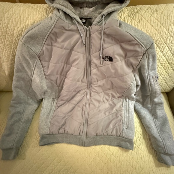 The North Face Men’s Light Gray Quilted & Fleece Hooded Bomber Jacket - Picture 2 of 10